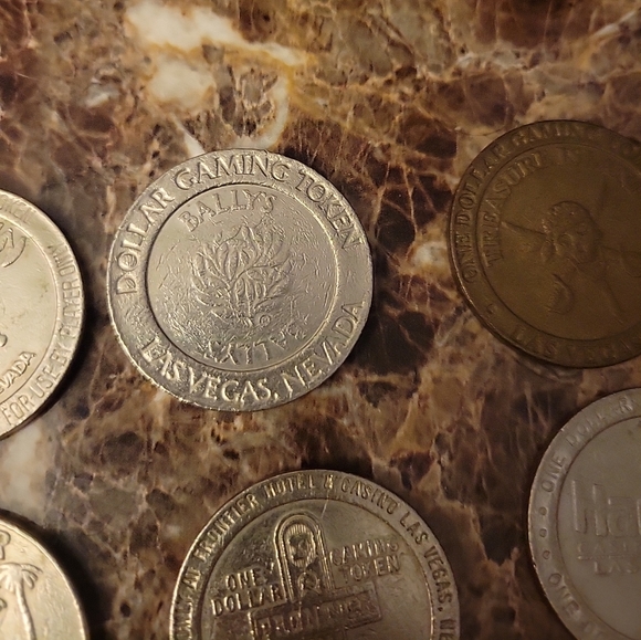 11 Vegas  gaming Tokens 79-92. - Picture 3 of 9